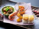 職人技が光る美しい盛り付け。季節の味わいを詰め込んだ前菜。