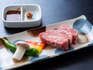厳選した国産牛をからし醤油とにんにく味噌で味わう。お好みのタレで贅沢に。