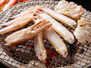 炭火でじっくり旨みを凝縮。蟹の甘味と香ばしさが絶品の炭焼き蟹。