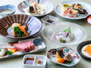 国産牛ミニステーキに煮魚、天ぷら、お造りなど。贅沢な食材が並ぶ会席。