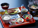 ほっこり温まる小鍋、香ばしい焼き魚など。季節ごとの旬材で品が変わる和の手作り朝食。