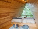 【TENAR(テナール)】特徴的な三角窓からは安曇野の森を見渡せる