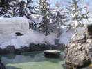 【露天風呂　男性】深雪の壁に囲まれた雪見風呂