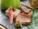 前菜「蓮根豆腐・茄子田楽・牛タン・熊笹巻き」