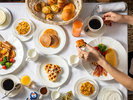 ルームサービスで優雅な食事をお楽しみいただけます