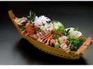 新鮮な海の幸を豪快に盛り込んだ、華やかな船盛り。