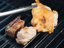 比内地鶏や由利牛のステーキなど、特上のお肉をアメリカ製ガスグリルで焼いてお召し上がりいただけます!