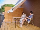 ツインルームのアウトドアリビング:客室にあるキャンプグッズでお寛ぎ下さい。