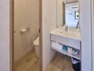 ツインルームのトイレ+独立洗面台:トイレは温水洗浄式