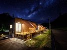 満天の星空が見える夜のホテル風景