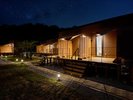 満天の星空が見える夜のホテル風景