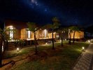満天の星空が見える夜のホテル風景