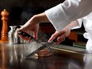 【ご夕食】料理人の巧みなナイフさばきや会話を楽しみながら、お食事をお楽しみください。