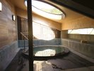 3階の温泉浴室「大観の湯」(露天風呂)。丸く開いた天井から空を望みます。