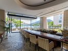 【ラウンジ】ガラス越しに芦ノ湖を望みながらのティータイムをお楽しみください。