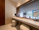 【プレミアムフォース】パウダールーム。湖を眺めながら優雅に朝の身支度を。