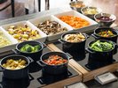 朝食ブッフェ:素材の風味を大切にしたローストベジタブルや卵料理など