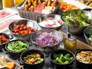 朝食ブッフェ:体が喜ぶ、色鮮やかなフレッシュサラダバーをはじめとした健康的なご朝食