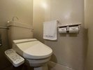 ■温水洗浄トイレを設置している客室がございます。(※客室によっては共同トイレのご利用となります)