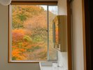 ■窓からは紅葉の景色が見られます※一部の客室では見られません