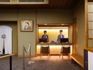 【フロント】お支払い、ご用命はカウンターにて承ります。