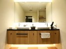 【貸切蜜柑湯】シンプルなデザインのシンク。厳選アメニティと髪に優しい「LOUVREDO」製の復元ドライヤーも