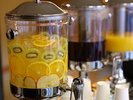 【ラウンジ】ソフトドリンクからアルコールまで揃えたフリードリンクコーナー※イメージ