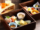 【おもてなし朝膳】定番やごちそうを二段重でお楽しみいただく山翠楼の朝膳