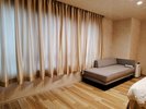 ドレープカーテン色はシャンパンベージュです。陽の光によって金色のように変わります