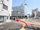 【新富町3】出口を出て【新大橋通り】の看板が目の前に見えたら十字路を左折します