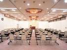 学校型(テーブル2人掛の場合)で70名程度の会議が可能です。