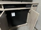 冷蔵庫はテレビの下にございます。スイッチは別途ございます。