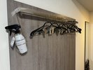 ツインルームハンガー4本、ピンチつきハンガー4本ございます。