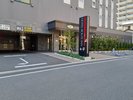 立体駐車場前です。一方通行にはお気を付けください。