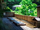 早川のせせらぎを感じられる足湯
