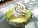メロン半玉にソフトクリーム♪