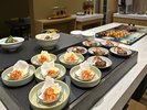 囲炉裏風ダイニングしらかば おばんざいコーナー〜洞爺湖産スジ海老と十勝ハーブ牛ヒレ肉の低温調理〜