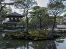 正式には東山慈照寺。室町幕府八代将軍義政の別荘で東山文化の象徴