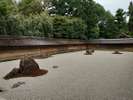 シンプルで、謎に満ちた、京都で最も有名な庭、龍安寺の石庭