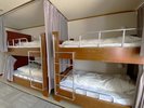 【グループルーム】広々とした10人までは入れるお部屋。ベッドは2段ベッドです。