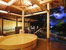 戸田家温泉村「花の賀」。木の温もりを感じる樽風呂や、岩に囲まれた湯船など、多彩な湯処を楽しめる。