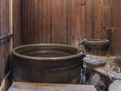 無料貸切風呂「瓶風呂」。木のぬくもりに包まれた空間の中、静かに流れるお湯の音を感じながら、リラックス