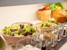 自由に選べるサラダバーや豊富なメニューで、自分好みの朝食を楽しめるホテルビュッフェ