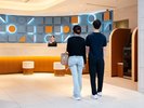 開放的なフロントでチェックイン