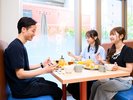 明るいレストランで朝食を