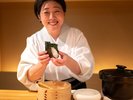 箸もおかずもない。おにぎりだけを味わう時間