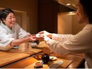 手から手へ。おにぎりが紡ぐ日本の心。