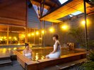 湯殿「心晶」で湯浴みを楽しむゲスト