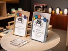 ペンギンミュージアムでは、さきざきちはるさんの作品とたくさんのグッズを取り扱っています。