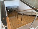 大浴場への移動は必ず20段程の階段での移動が発生します。階段横には椅子型の昇降機を設置しています。